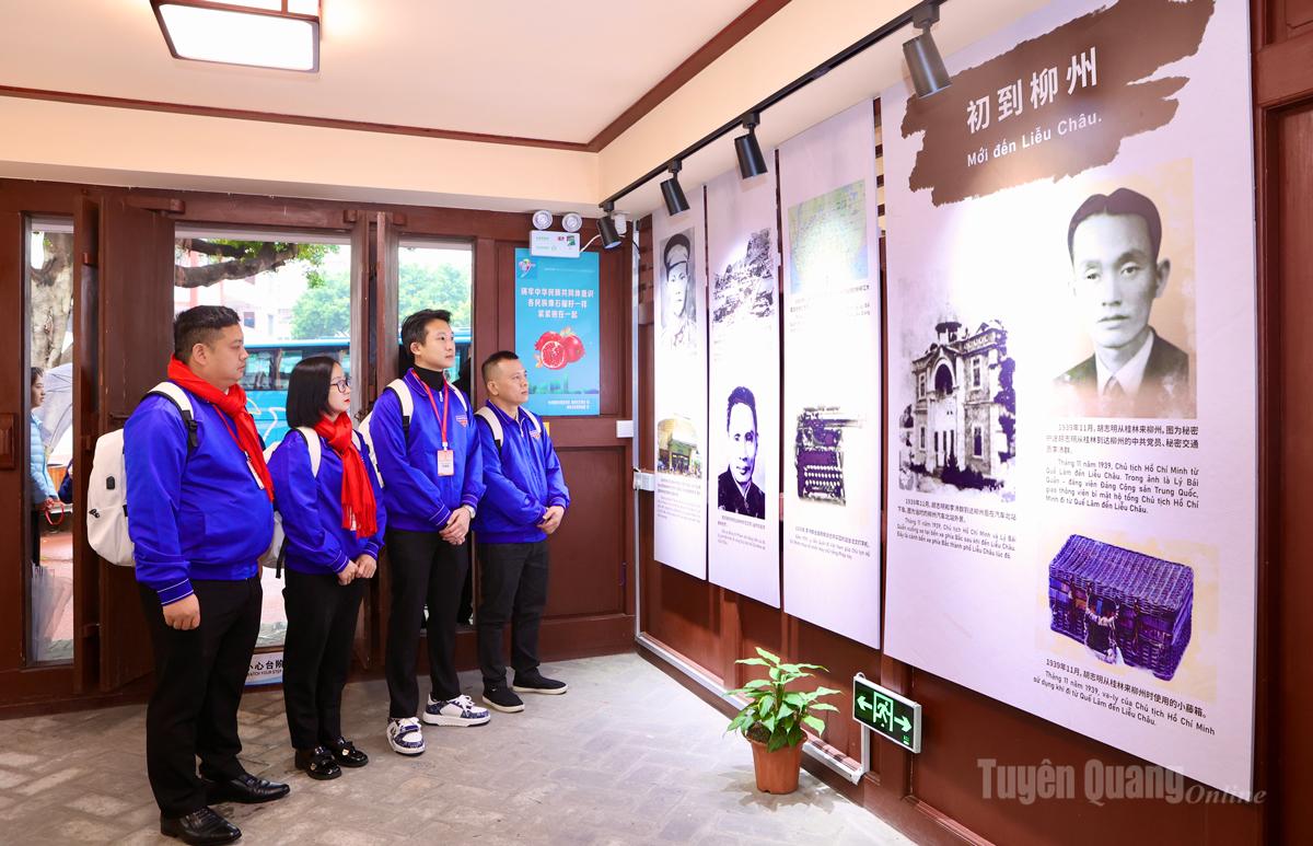 Đoàn đại biểu thanh niên tỉnh Tuyên Quang đã đến thăm di tích Nơi ở cũ của Chủ tịch Hồ Chí Minh tại Liễu Châu.