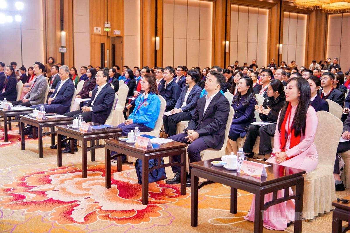 Đại biểu tham gia buổi thuyết trình thanh niên Trung - Việt về “Kế thừa nguồn gen đỏ”.