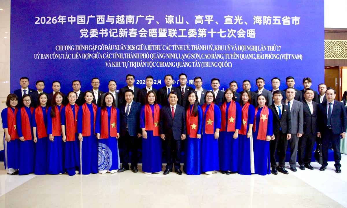 Đồng chí Hầu A Lềnh, Ủy viên BCH Trung ương Đảng, Bí thư Tỉnh ủy và đồng chí Hoàng Gia Long, Ủy viên Ban Thường vụ Tỉnh uỷ, Phó Chủ tịch UBND tỉnh gặp gỡ, chụp ảnh với các thanh niên tỉnh Tuyên Quang đang tham gia hoạt động tại thành phố Nam Ninh, Quảng Tây (Trung Quốc).