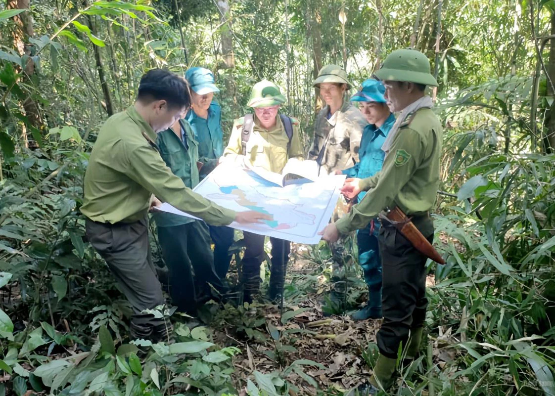 People of Luc Lieu Village patrol the forest together with forest rangers.