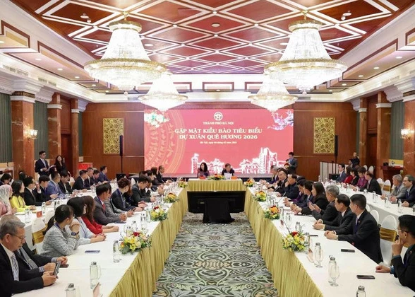 Chairman of the Ha Noi People’s Committee Vu Dai Thang hosts a delegation of distinguished expatriates attending the Homeland Spring 2026 programme on February 6, 2026. (Photo: VNA)
