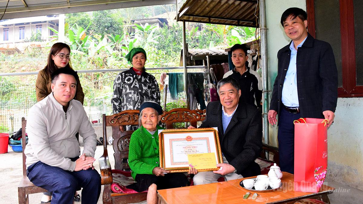 Đồng chí Nguyễn Hồng Trang, Ủy viên Ban Thường vụ Tỉnh ủy, Phó Bí thư Thường trực Đảng uỷ các cơ quan Đảng tỉnh thăm và tặng quà cho cụ Hoàng Thị Tam, 90 tuổi, thôn Trung, xã Khuôn Lùng.