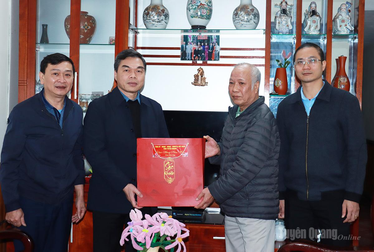 Phó Bí thư Tỉnh ủy, Chủ tịch Ủy ban MTTQ tỉnh Ma Thế Hồng chúc Tết gia đình cố Bí thư Tỉnh ủy Phạm Đình Dy.