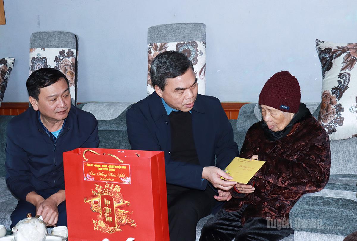 Phó Bí thư Tỉnh ủy, Chủ tịch Ủy ban MTTQ tỉnh Ma Thế Hồng chúc Tết gia đình cố Bí thư Tỉnh ủy Hoàng Thừa.