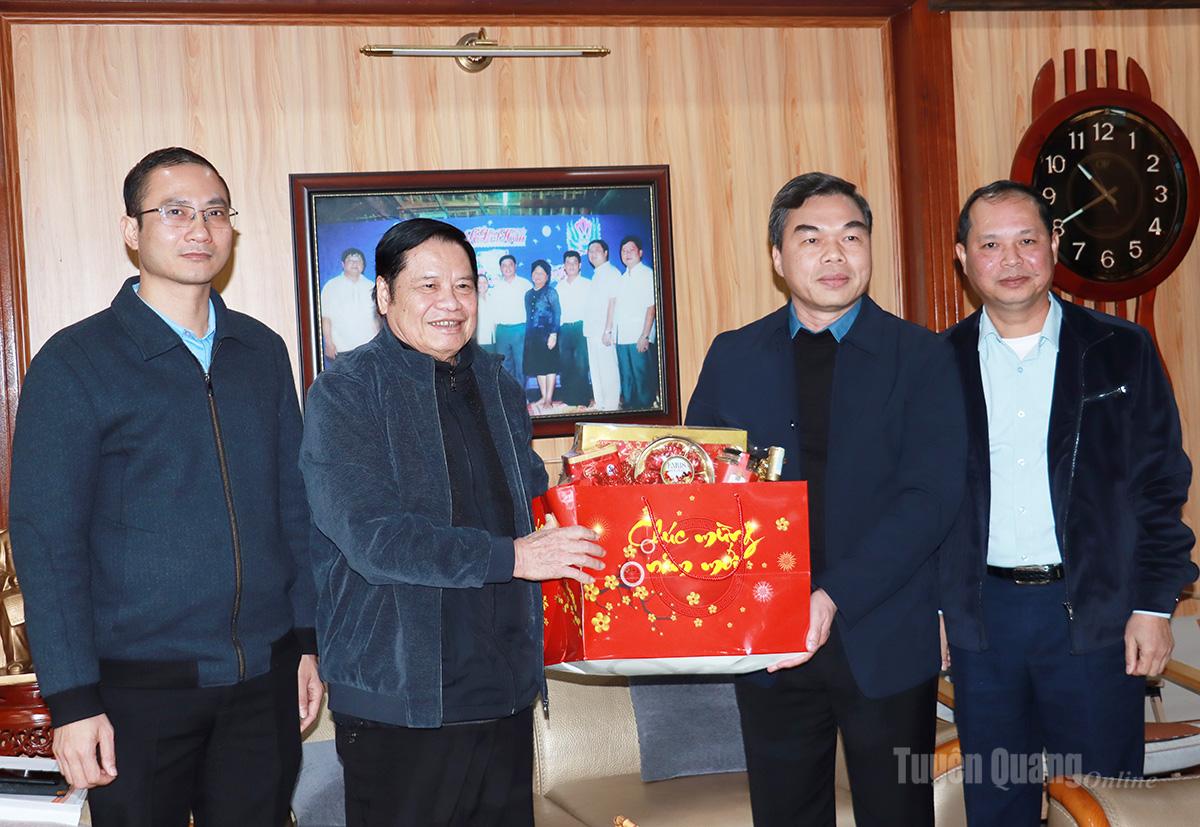 Phó Bí thư Tỉnh ủy, Chủ tịch Ủy ban MTTQ tỉnh Ma Thế Hồng tặng quà, chúc Tết đồng chí Hoàng Minh Nhất, nguyên Bí thư Tỉnh ủy. Ảnh đại diện.