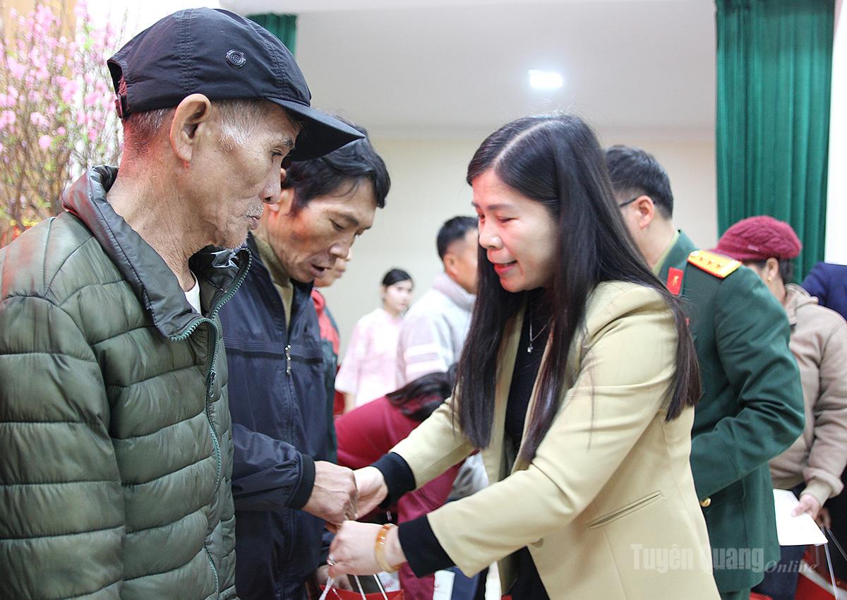 Phó Chủ tịch HĐND tỉnh Lê Thị Thanh Trà tặng quà Tết hộ nghèo xã Nhữ Khê.