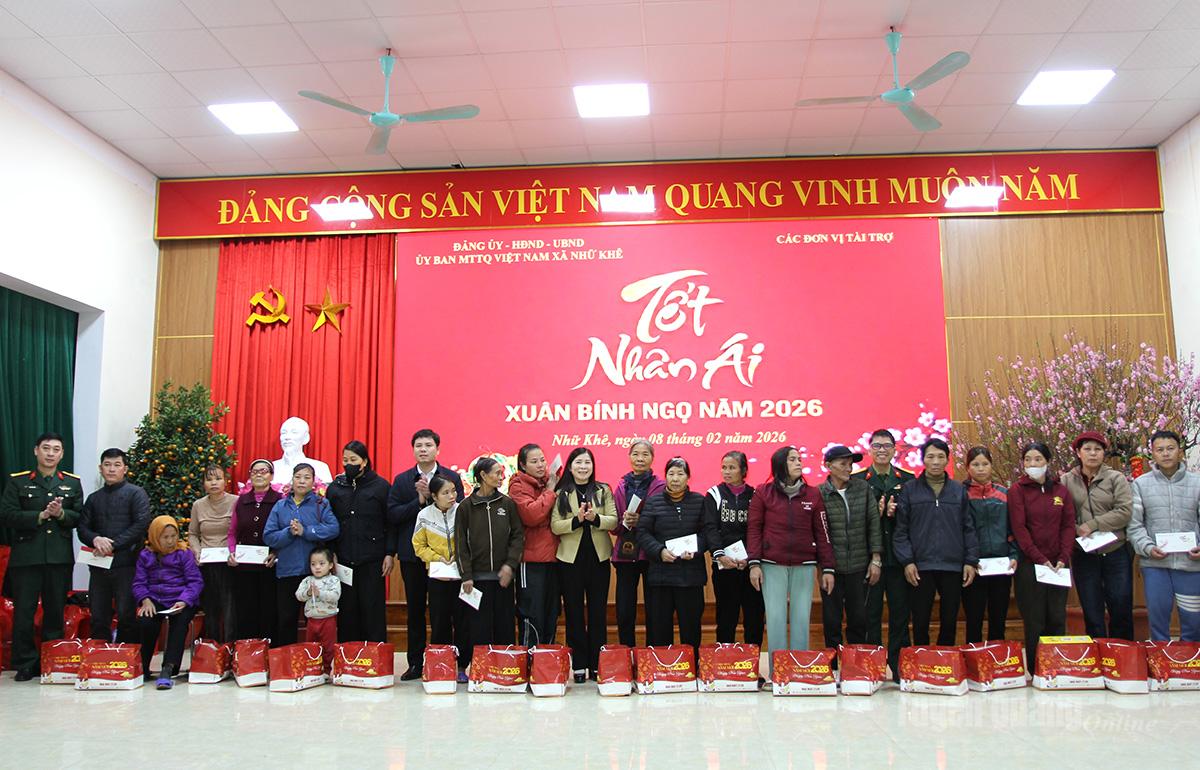 Phó Chủ tịch HĐND tỉnh Lê Thị Thanh Trà cùng đại diện các đơn vị tài trợ tặng quà hộ nghèo, hộ có hoàn cảnh khó khăn.