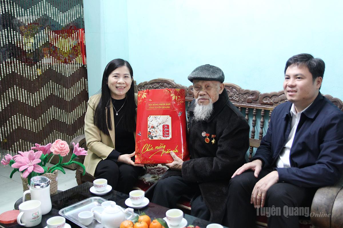 Phó Chủ tịch HĐND tỉnh Lê Thị Thanh Trà tặng quà thương binh Hoàng Văn Thuyên, thôn 5, xã Nhữ Khê.