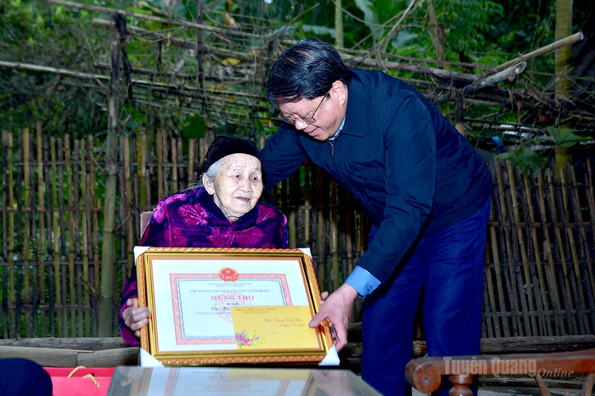 Phó Chủ tịch Thường trực Ủy ban MTTQ Việt Nam tỉnh Hà Trung Kiên trao quà Tết, chúc thọ cụ Ma Thị Kiên, 90 tuổi, ở thôn Vũ Hải Đường, xã Kiên Đài.