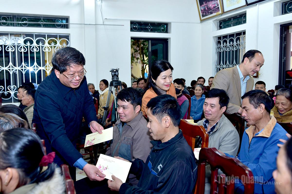 Phó Chủ tịch Thường trực Ủy ban MTTQ Việt Nam tỉnh Hà Trung Kiên và lãnh đạo xã Kiên Đài  trao quà Tết cho hộ nghèo, người có hoàn cảnh khó khăn tại xã Kiên Đài.