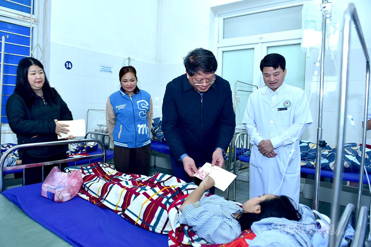 Phó Chủ tịch Thường trực Ủy ban MTTQ Việt Nam tỉnh Hà Trung Kiên thăm động viên, trao quà Tết cho các bệnh nhân có hoàn cảnh khó khăn đang điều trị tại Trung tâm Y tế khu vực Chiêm Hoá.