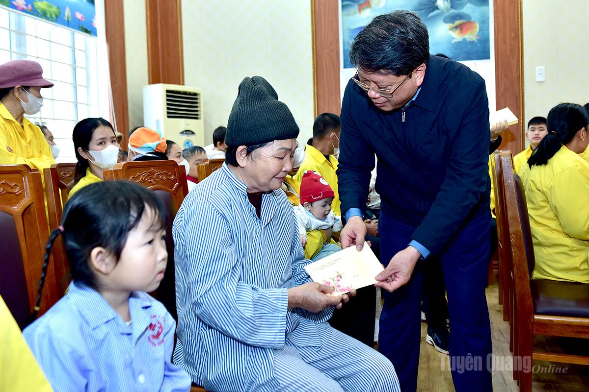 Phó Chủ tịch Thường trực Ủy ban MTTQ Việt Nam tỉnh Hà Trung Kiên thăm động viên, trao quà Tết cho các bệnh nhân có hoàn cảnh khó khăn đang điều trị tại Trung tâm Y tế khu vực Chiêm Hoá.