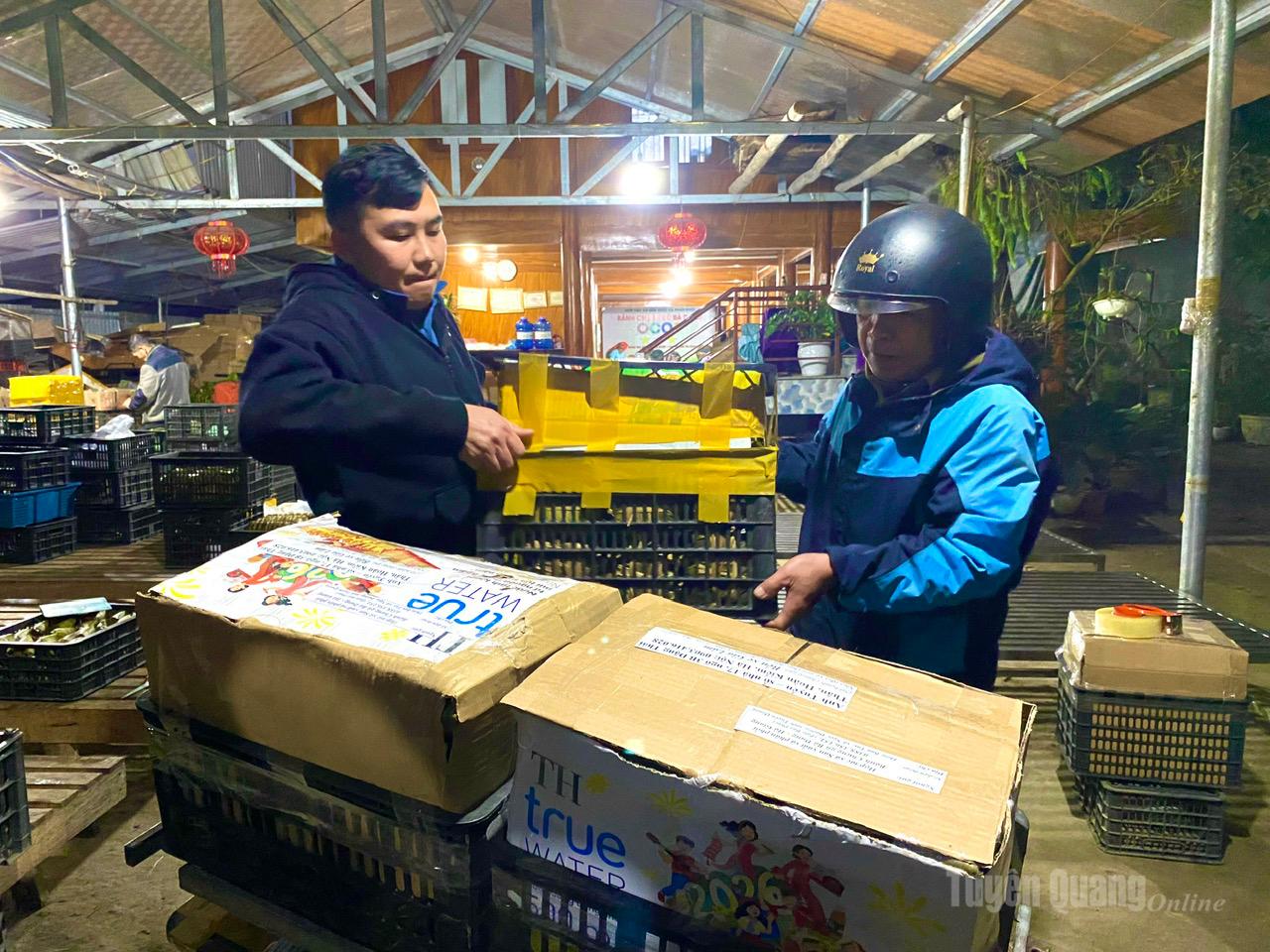 Delivery drivers also make frequent trips to Ban Tuy to transport chung cake orders to various destinations.