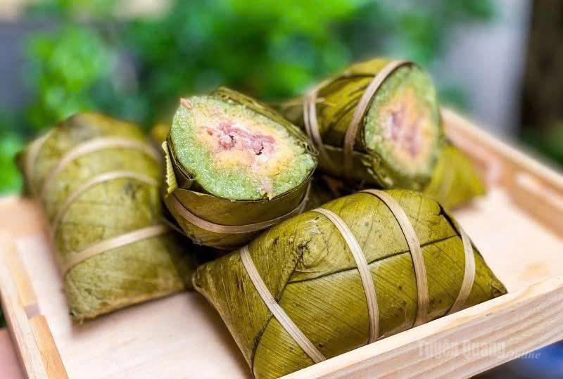 Ban Tuy’s chung cakes, especially the humpback variety, are highly favored not only for their distinctive shape but also for their flavor and appealing colors.