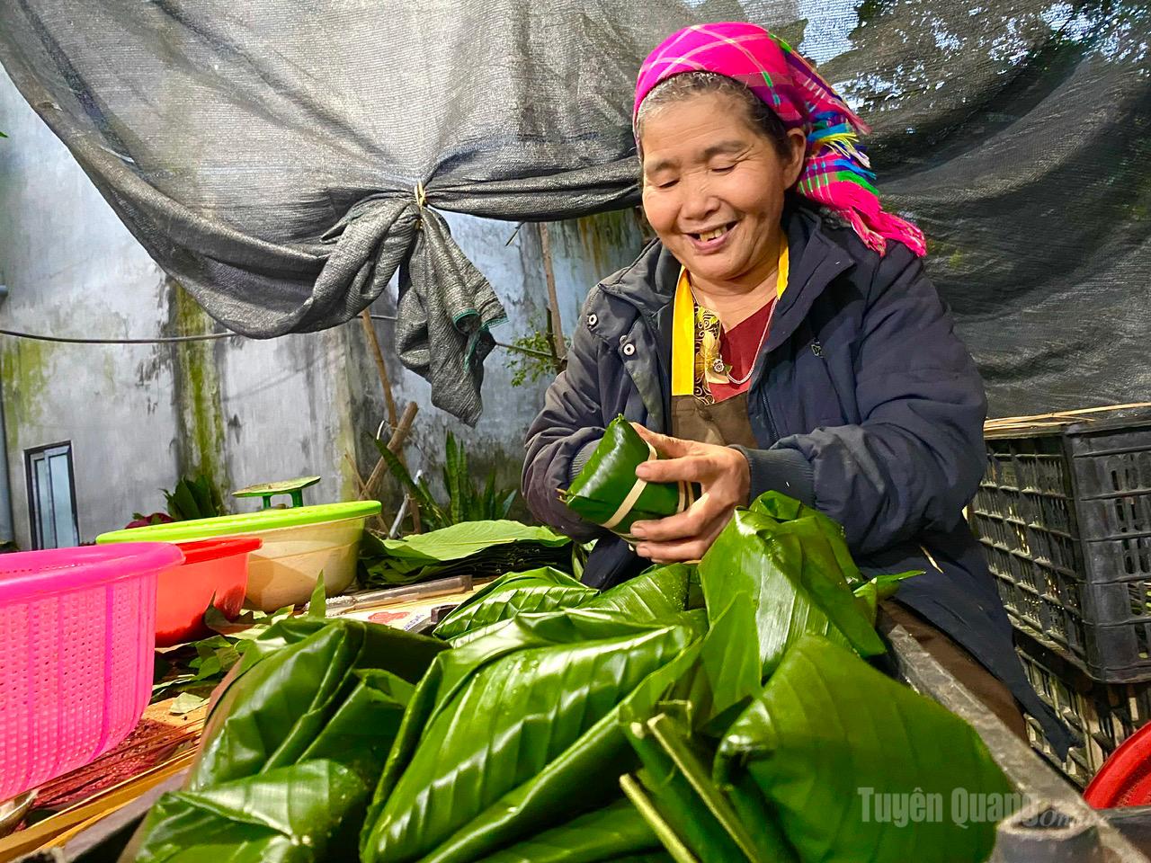 However, the humpback-shaped chung cake remains the village’s most renowned specialty.