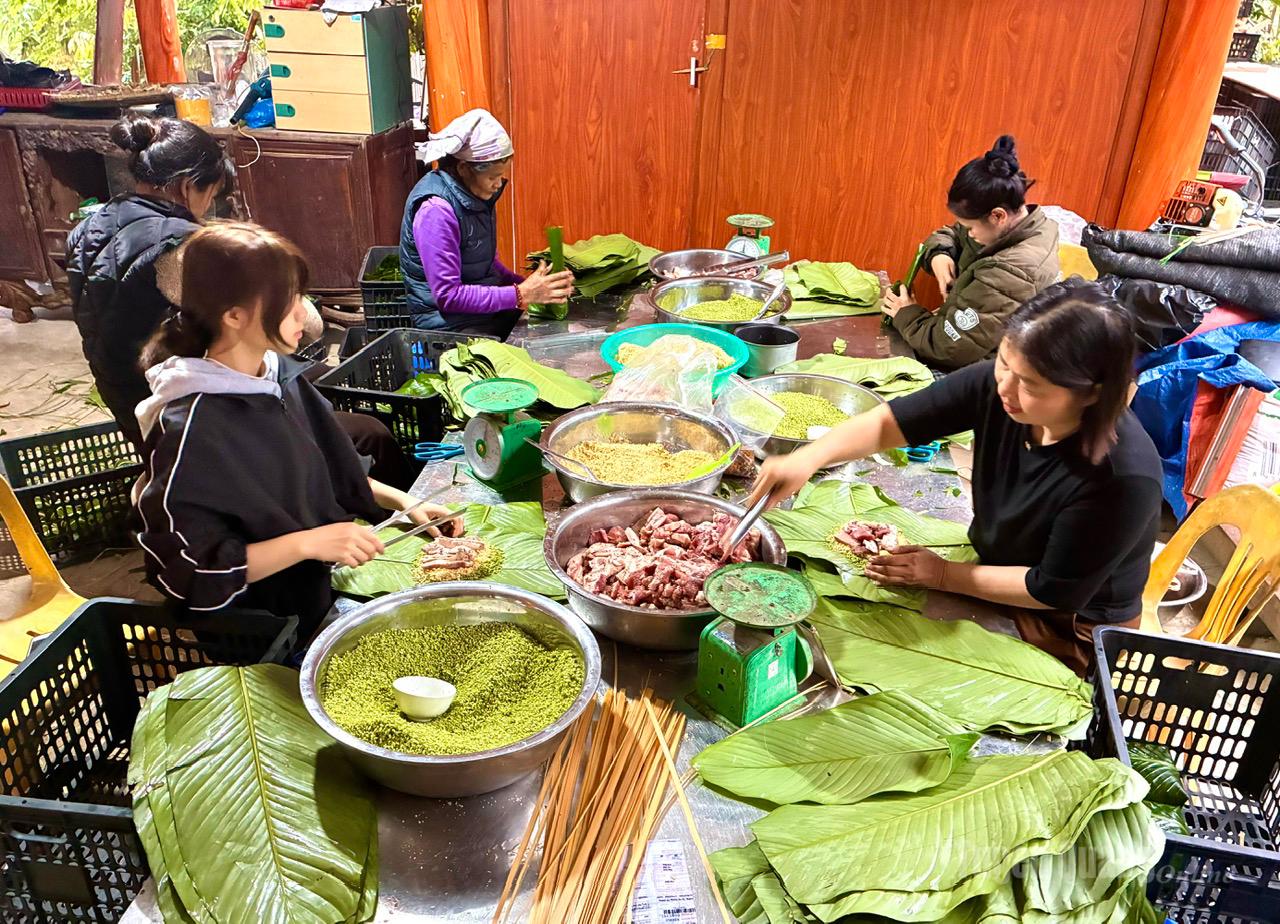 Ban Tuy has between seven and eight facilities and households specializing in commercial chung cake production.