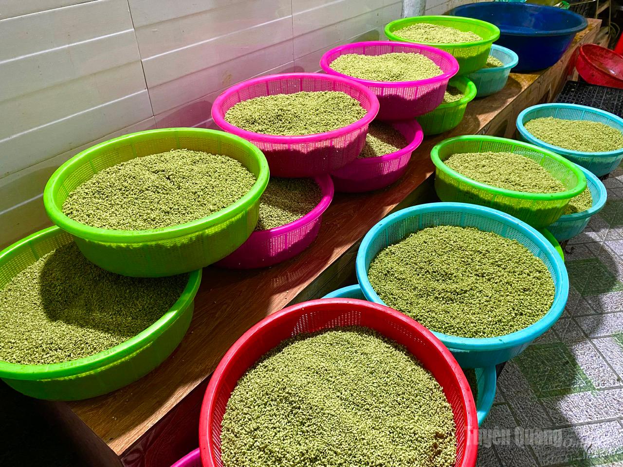 Since mid of the twelfth lunar month, Ms. Dung’s facility has used more than 500 kilograms of glutinous rice per day to make cakes.