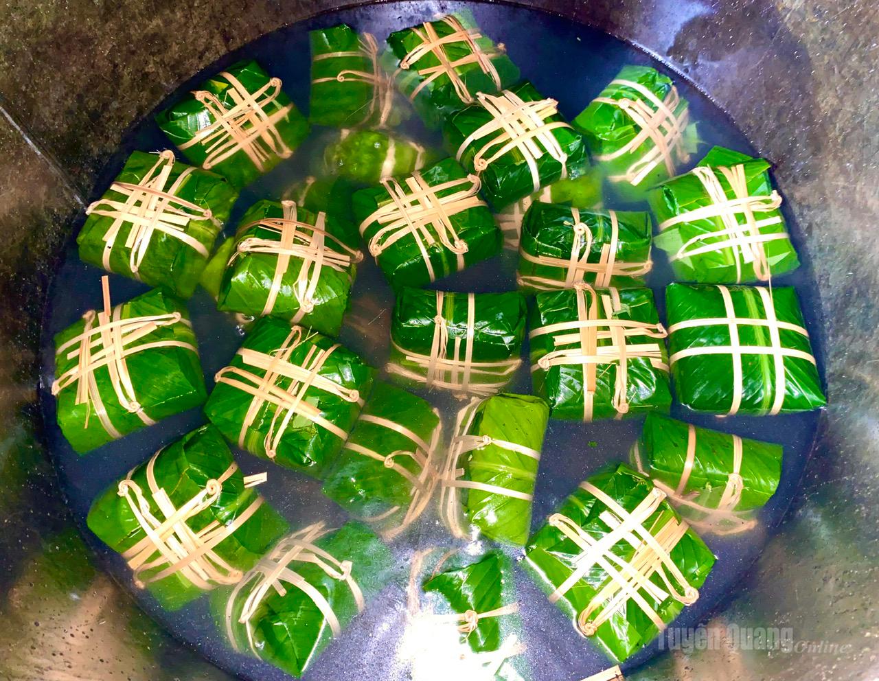 At production sites, chung cakes are cooked over wood fires in large pots to meet customer demand.