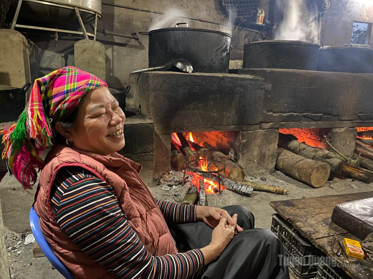 The cake-cooking fires never go out during Tet, bringing both warmth and joy to Ban Tuy people.