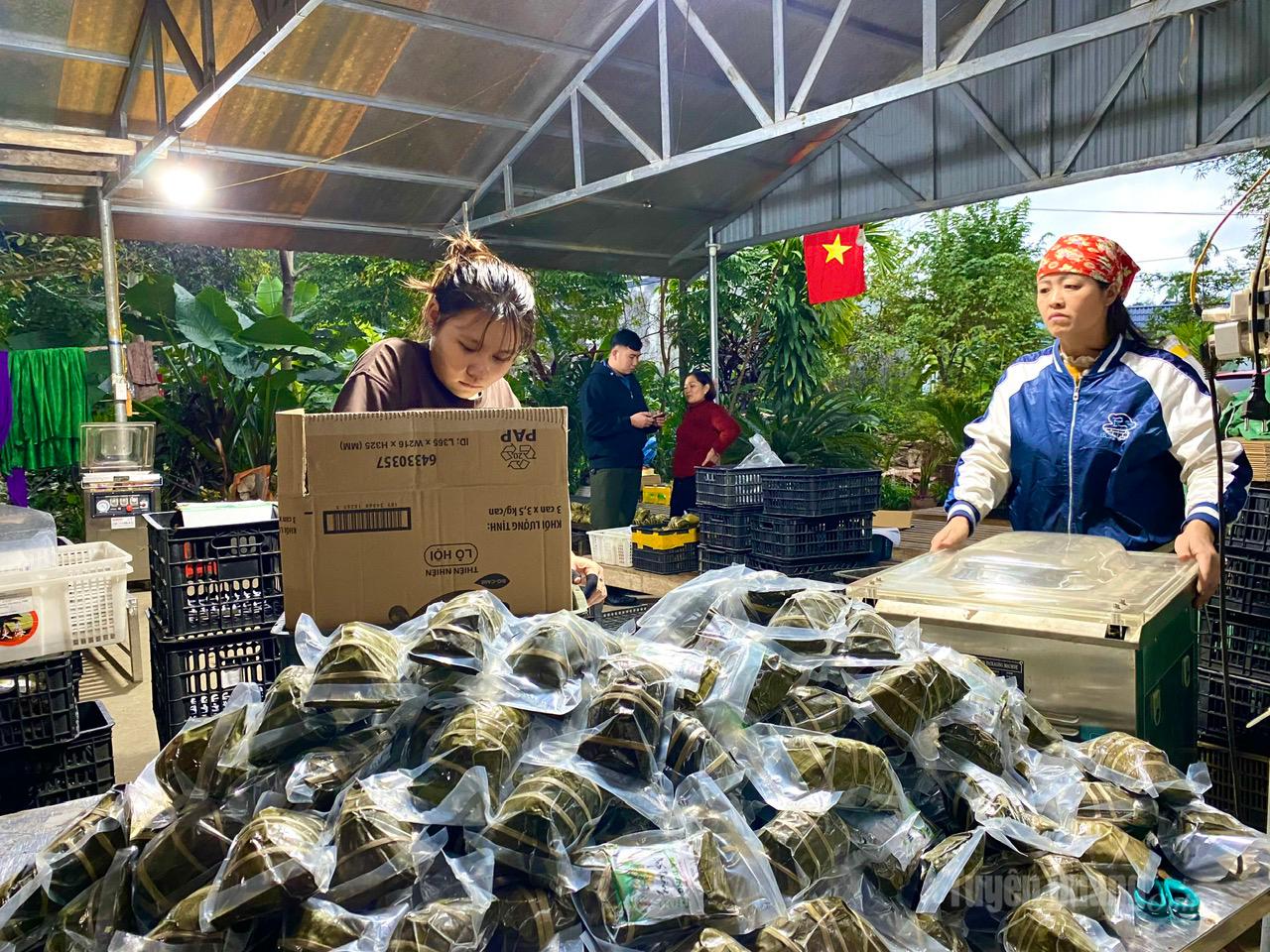 As soon as the cakes are finished, they are packaged promptly to ensure timely delivery according to customer orders.