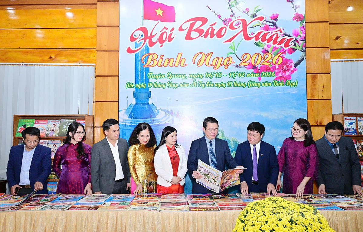 Các đồng chí lãnh đạo tỉnh và đại biểu tham quan gian trưng bày Báo xuân.