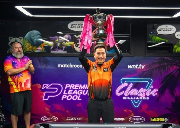 Duong Quoc Hoang poses with the 2026 Premier League Pool trophy. (Photo: Matchroom)