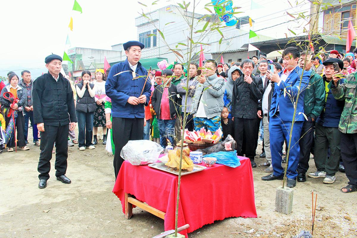 Nghi lễ dựng cây nêu tại ngày hội.