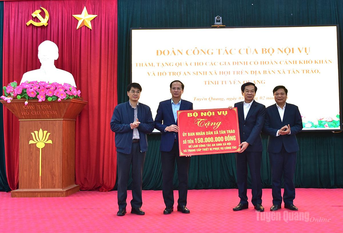 Bộ trưởng Bộ Nội vụ Đỗ Thanh Bình trao tặng 150 triệu đồng cho UBND xã Tân Trào thực hiện công tác an sinh xã hội và trang cấp thiết bị phục vụ nhiệm vụ.