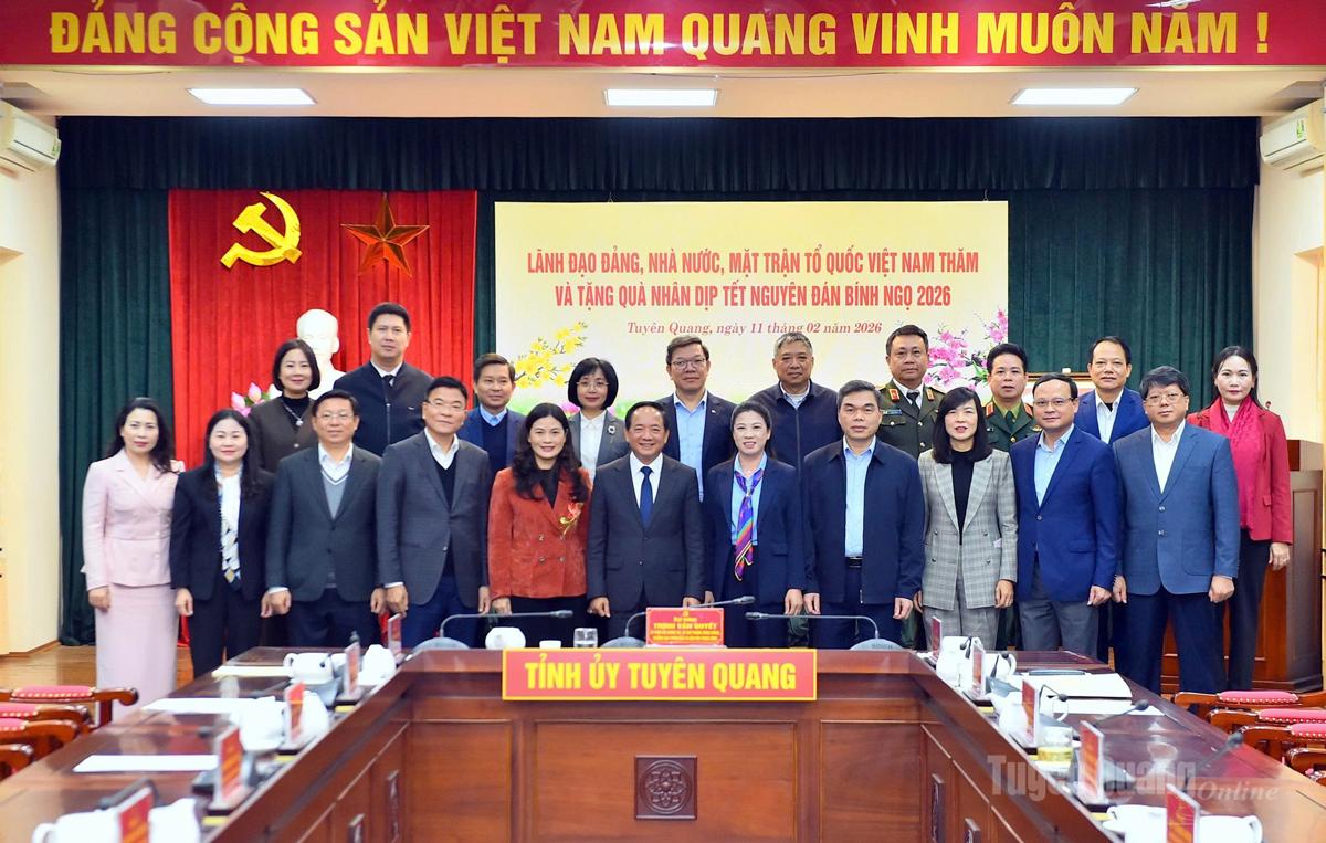 Các lãnh đạo Ban Tuyên giáo và Dân vận Trung ương, Chính phủ và lãnh đạo tỉnh chụp ản lưu niệm.