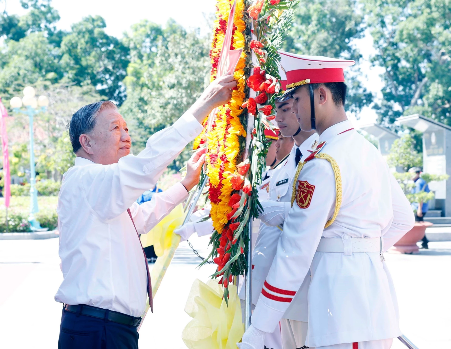 Tổng Bí thư Tô Lâm dâng hoa tại Nghĩa trang Liệt sĩ Trà Võ. (Ảnh: Thống Nhất/TTXVN)