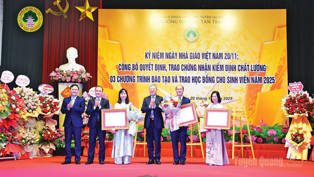 Trung tâm Kiểm định chất lượng giáo dục trao Giấy chứng nhận kiểm định chất lượng 3 chương trình đào tạo cho các ngành của trường Đại học Tân Trào.