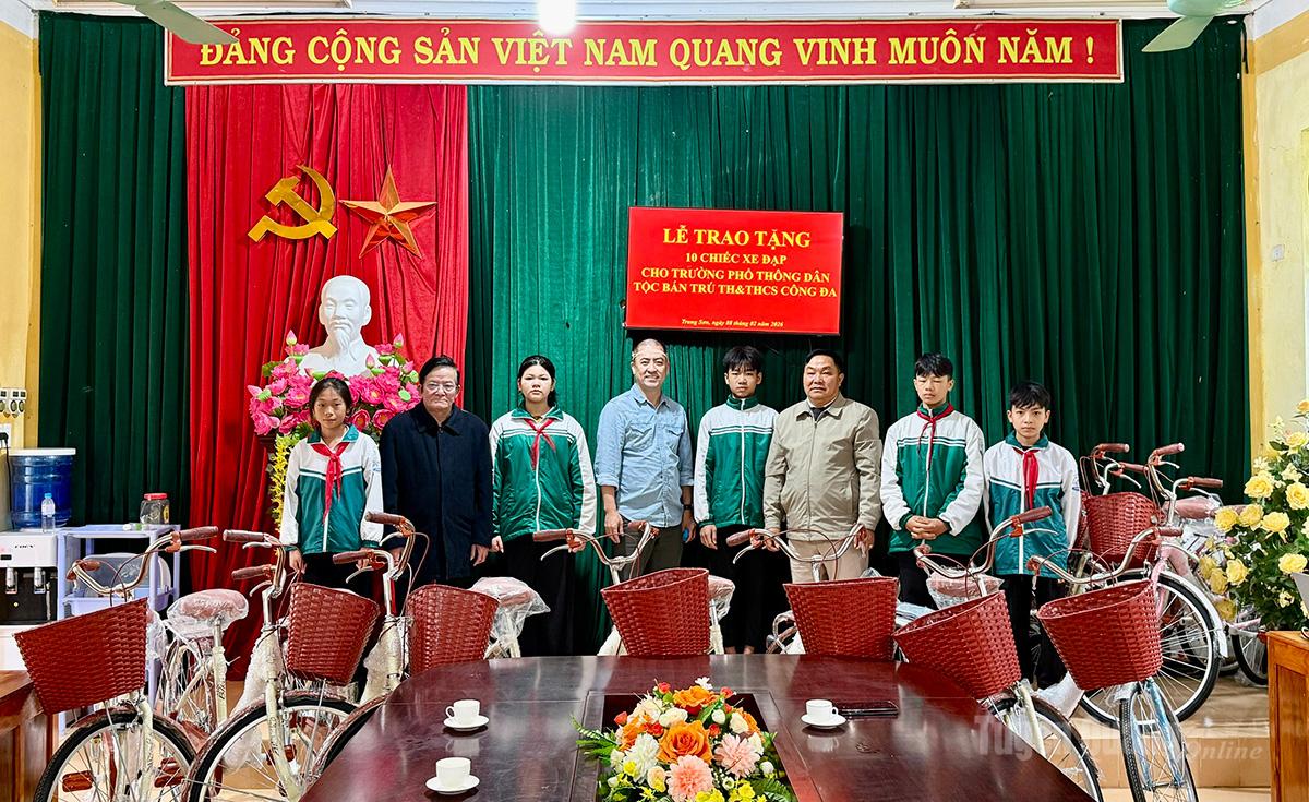 Anh Hoàng Ngọc Thức, Giám đốc Phát triển Dự án Tập đoàn Chamvit Hàn Quốc tặng xe đạp cho các em học sinh trường Phổ thông Dân tộc bán trú Tiểu học và THCS Công Đa xã Trung Sơn.