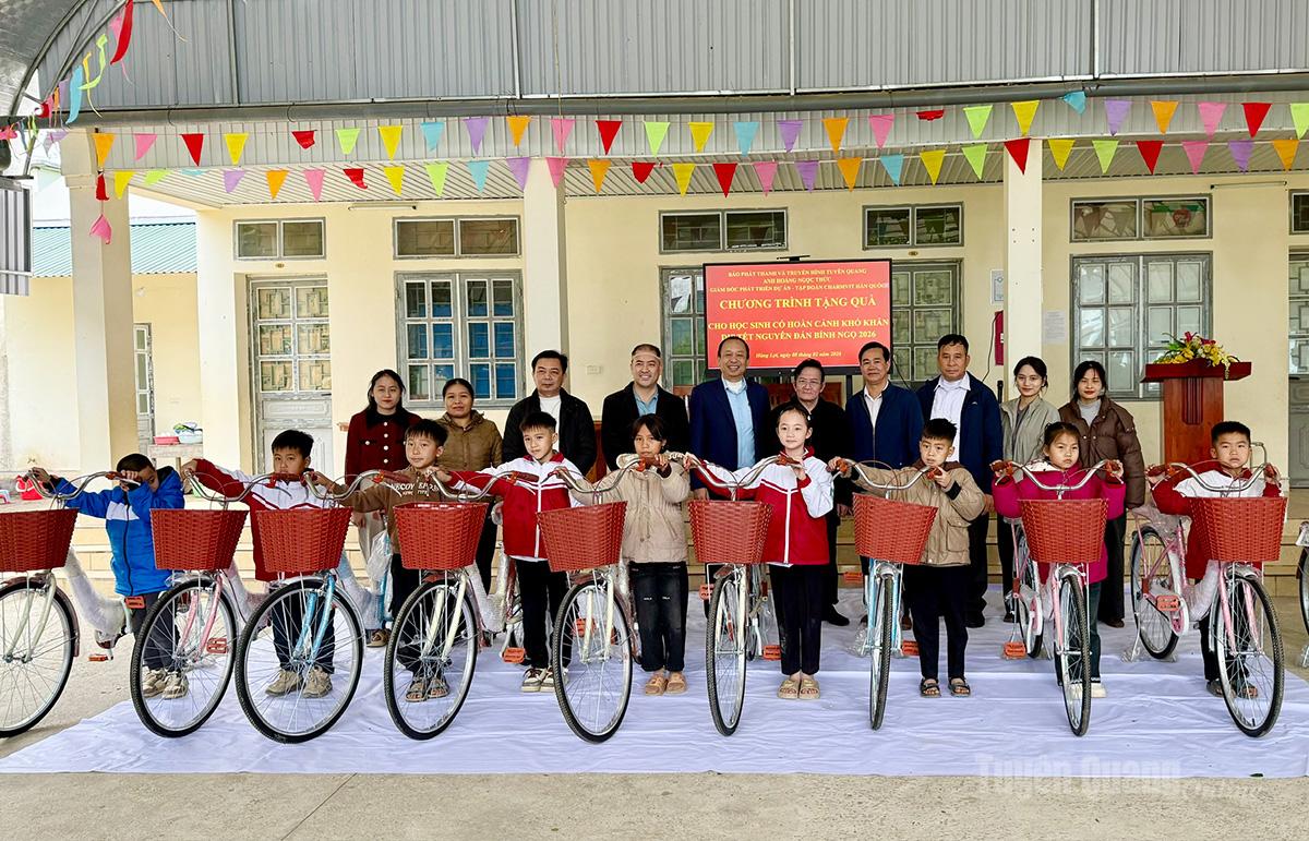 Anh Hoàng Ngọc Thức, Giám đốc Phát triển Dự án Tập đoàn Chamvit Hàn Quốc tặng xe đạp cho các em học sinh trường Tiểu học Hùng Lợi 2, xã Hùng Lợi.t.