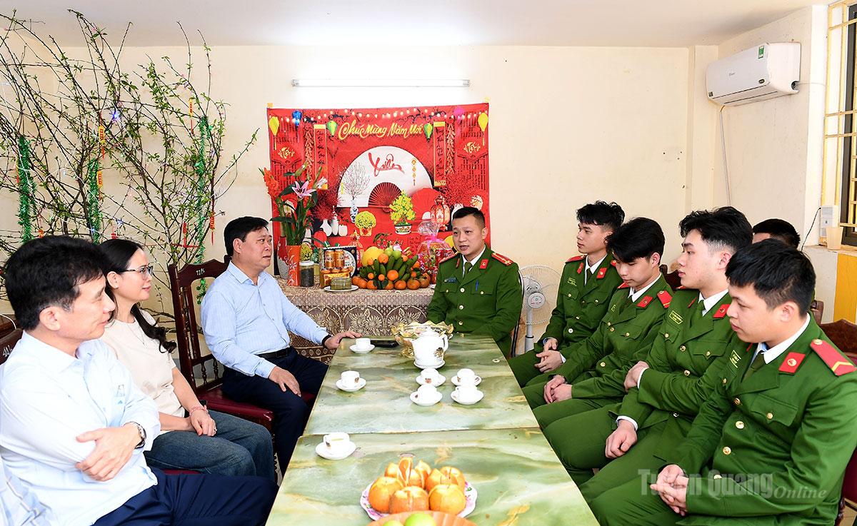 Đồng chí Mai Đức Thông, Ủy viên Ban Chấp hành Đảng bộ tỉnh, Giám đốc Báo và phát thanh, truyền hình Tuyên Quang, Chủ tịch Hội Nhà báo tỉnh thăm hỏi, động viên lực lượng cảnh vệ.