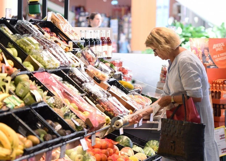 A customer shops at a supermarket in Vienna, Austria. (Photo: Xinhua/VNA)