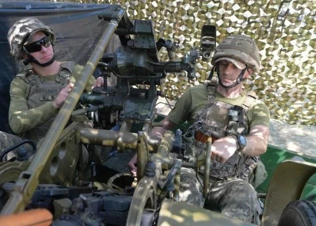 Ukrainian soldiers operate weapons in Kupyansk district, Ukraine. (Photo: Xinhua)