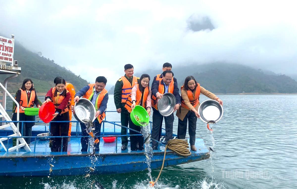 Lãnh đạo xã Nà Hang, doanh nghiệp và người dân trên địa bàn thả cá tái tạo nguồn lợi thủy sản trên hồ Thủy điện Tuyên Quang.