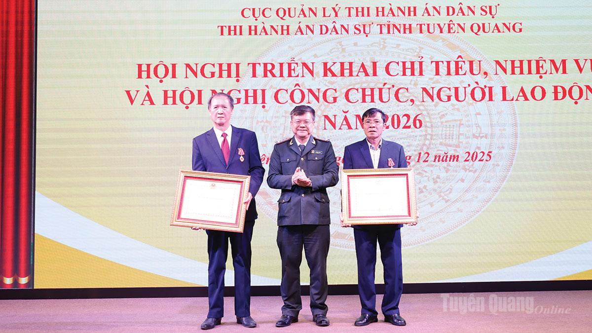 Lãnh đạo Thi hành án dân sự tỉnh trao Huân chương Lao động hạng Nhì
và hạng Ba của Chủ tịch nước cho 2 đồng chí nguyên Cục trưởng
Cục THADS tỉnh.