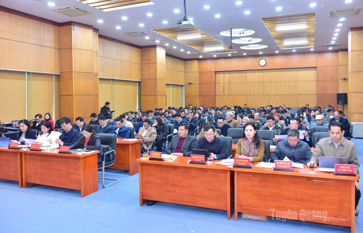 Các đại biểu dự Hội nghị hiệp thương lần thứ ba, lập danh sách những người đủ tiêu chuẩn ứng cử đại biểu Quốc hội khóa XVI.