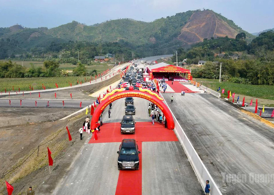 The first vehicles travel along the newly opened Tuyen Quang–Ha Giang Expressway.