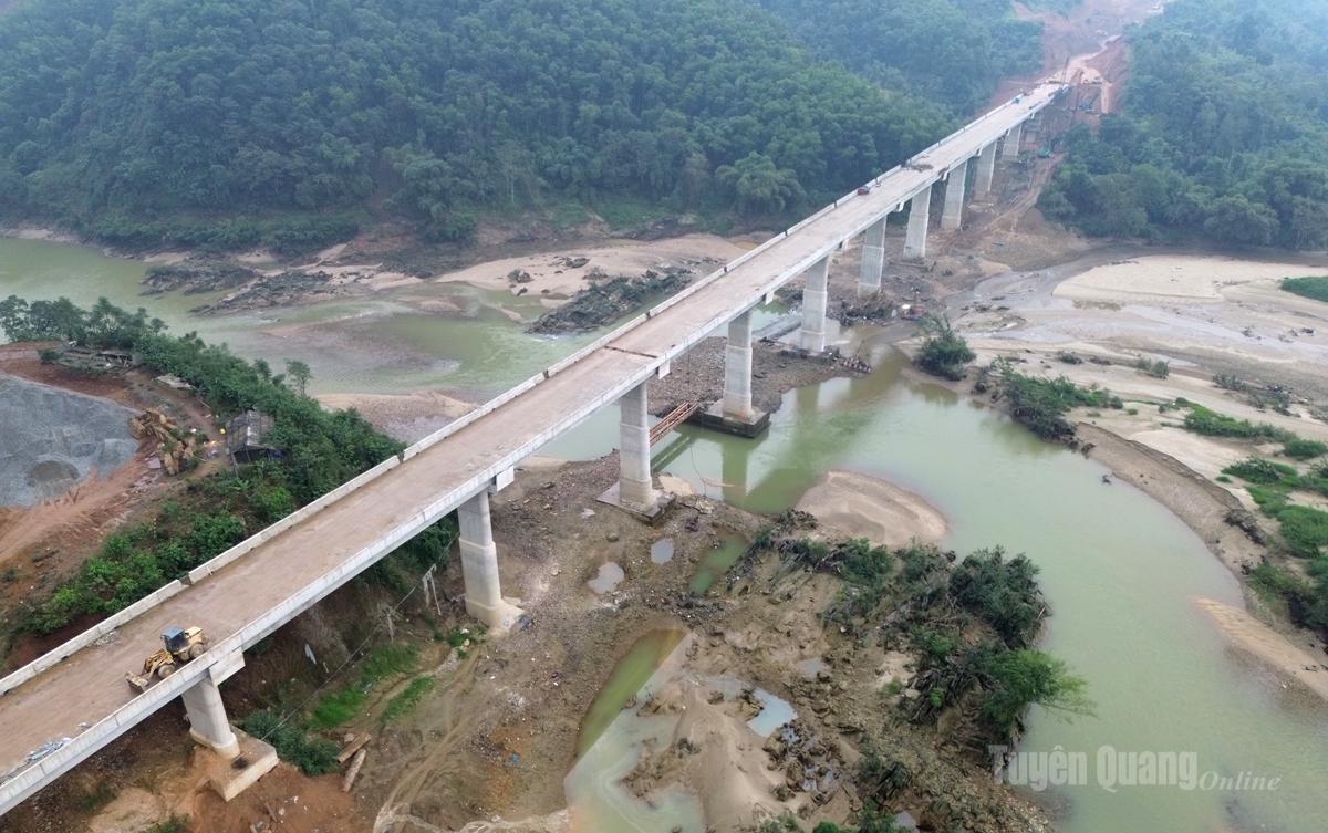 Cây cầu sông Lô trên tuyến cao tốc Tuyên Quang – Hà Giang đoạn qua xã Tân Quang đang được hoàn thành.