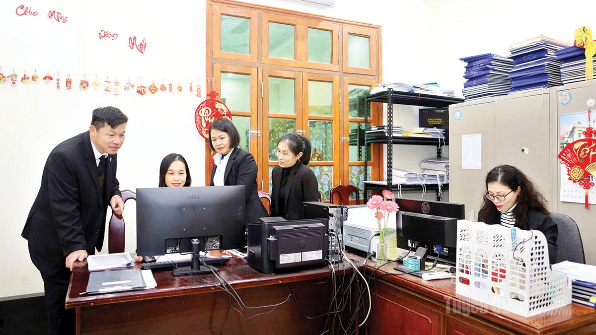 Cán bộ Tòa án nhân dân tỉnh nghiên cứu văn bản pháp luật mới
đảm bảo xét xử đúng người, đúng tội, đúng pháp luật.