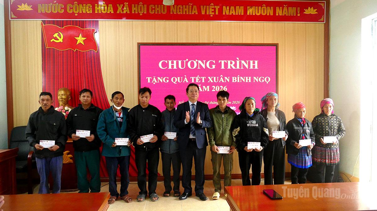 Trưởng Ban Tuyên giáo và Dân vận Tỉnh ủy Trần Mạnh Lợi tặng quà Tết các hộ gia đình khó khăn xã Nấm Dẩn.