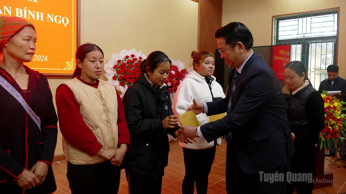 Đồng chí Trần Mạnh Lợi, Trưởng Ban Tuyên giáo và Dân vận Tỉnh ủy tặng quà Tết gia đình chính sách xã Bằng Lang.