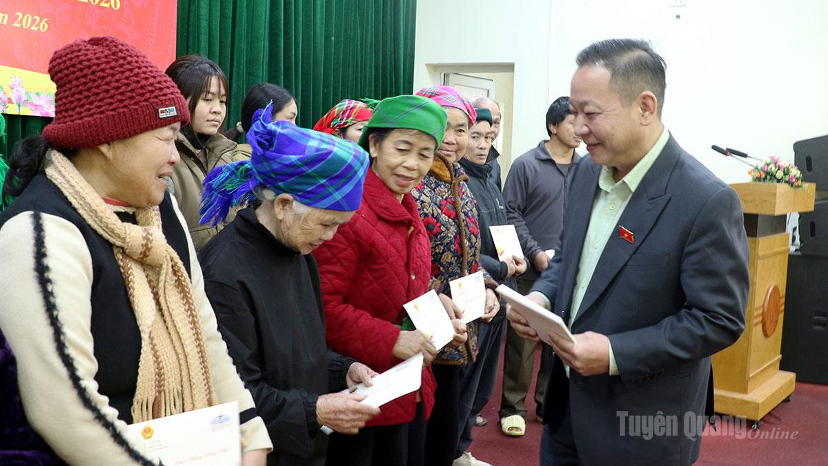 Đồng chí Tráng A Dương, ĐBQH hoạt động chuyên trách tại Hội đồng Dân tộc của Quốc hội trao quà cho các hộ nghèo, gia đình chính sách xã Yên Minh.