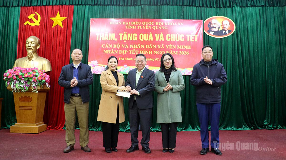 Đồng chí Tráng A Dương, ĐBQH hoạt động chuyên trách tại Hội đồng Dân tộc của Quốc hội tặng quà cho Đảng uỷ, HĐND, UBND xã Yên Minh.