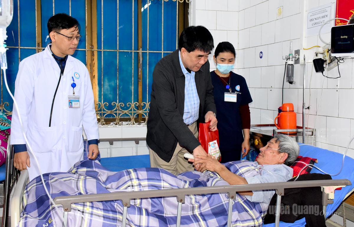 Lãnh đạo Trung tâm Y tế khu vực Yên Sơn tặng bánh chưng cho bệnh nhân đang điều trị tại trung tâm.