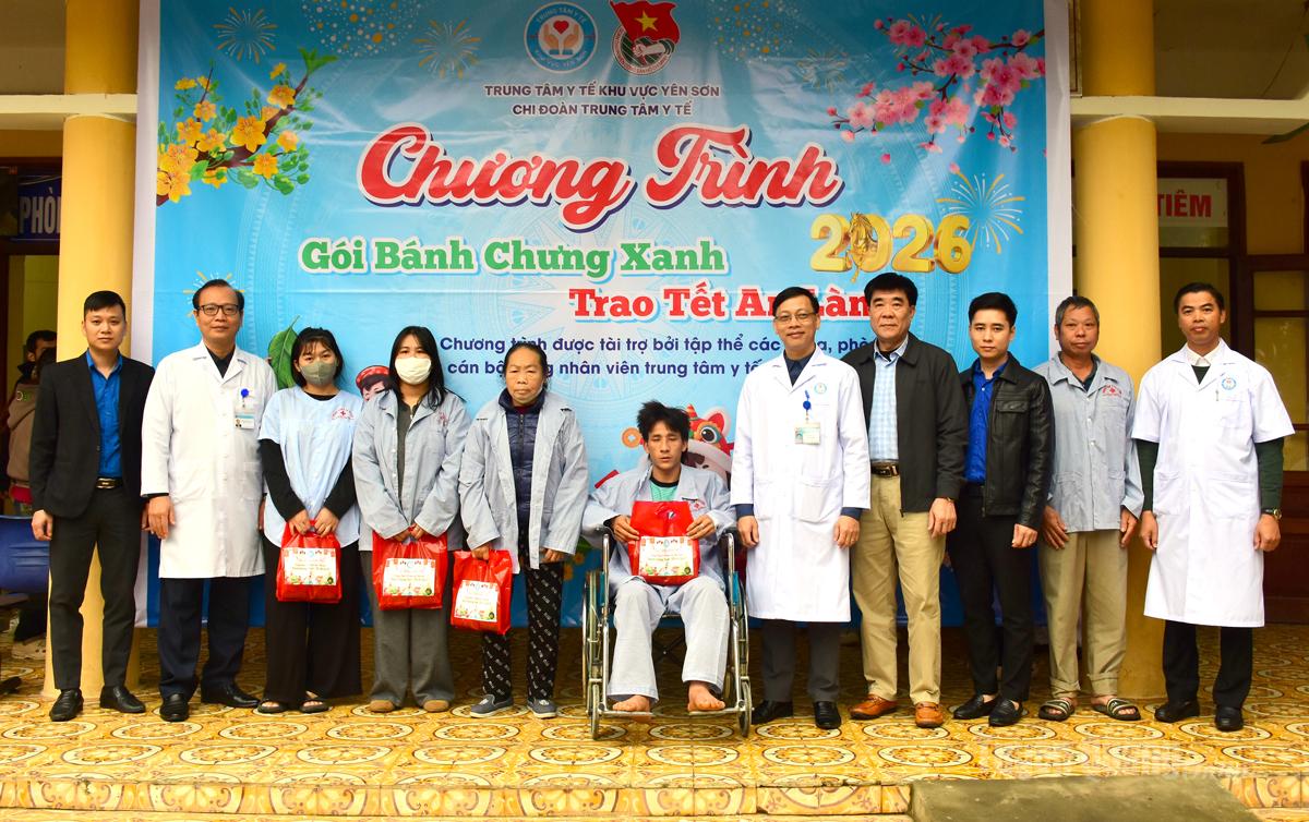 Công đoàn, Đoàn Thanh niên Trung tâm Y tế khu vực Yên Sơn tặng bánh chưng cho bệnh nhân đang điều trị tại trung tâm những ngày giáp Tết.