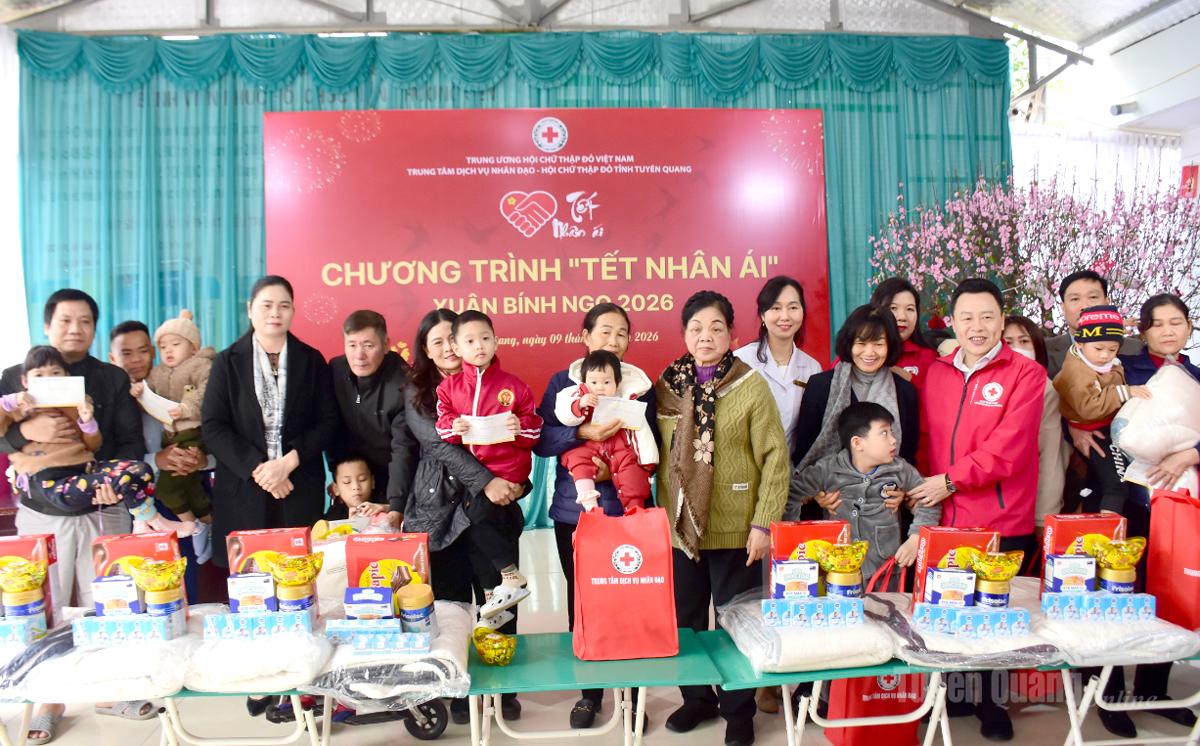 Các đại biểu trao quà cho bệnh nhân có hoàn cảnh khó khăn đang điều trị tại Bệnh viện Phục hồi chức năng Hương Sen.