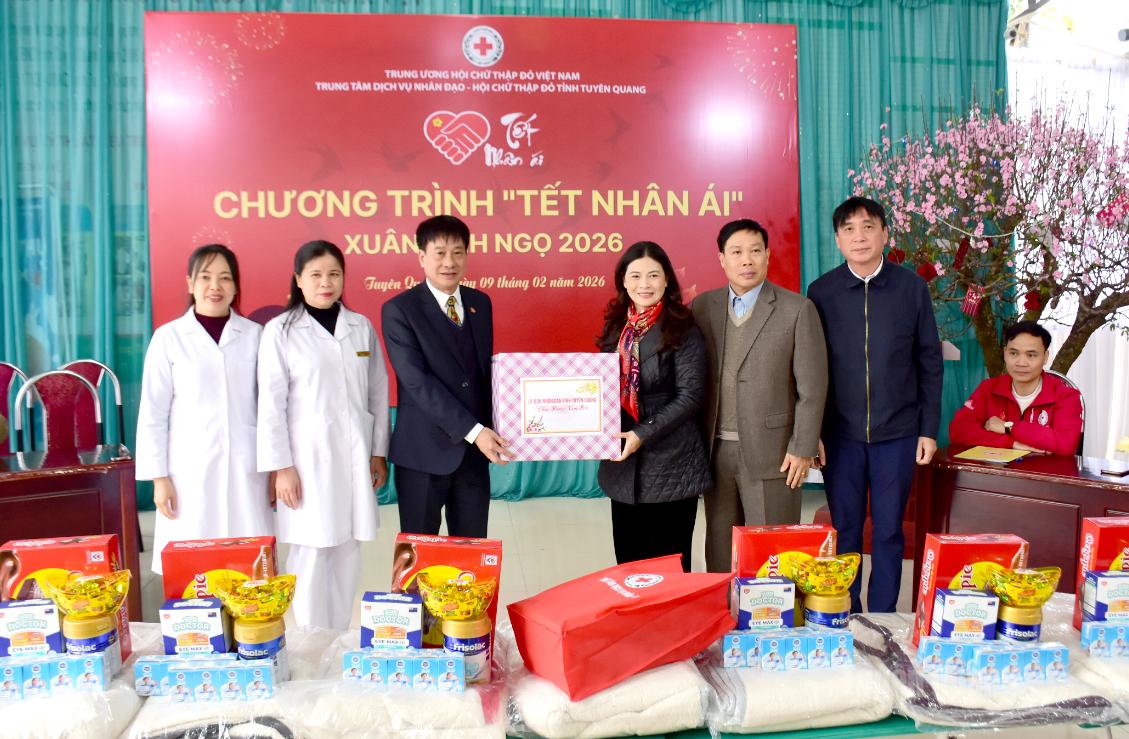 Đồng chí Vương Ngọc Hà, Ủy viên Ban Thường vụ Tỉnh ủy, Phó Chủ tịch UBND tỉnh trao tặng quà Tết cho Bệnh viện Phục hồi chức năng Hương Sen.